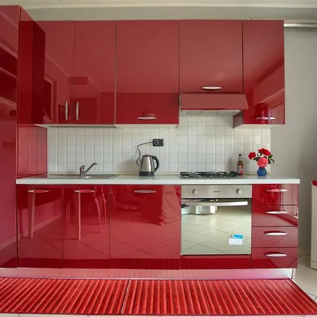 Дом отдыха The House In Red: Per Un Soggiorno Pieno Di Vitalita:mare,sole,passeggiate Империя