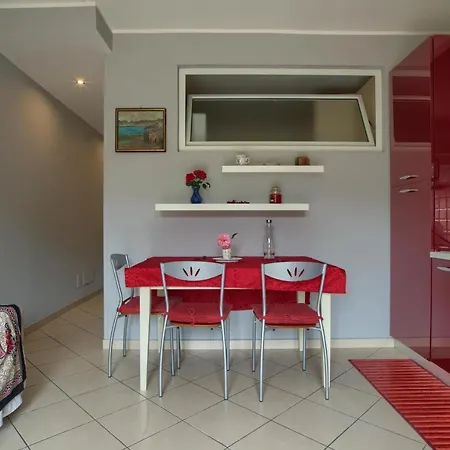 The House In Red: Per Un Soggiorno Pieno Di Vitalita:mare,sole,passeggiate Дом отдыха